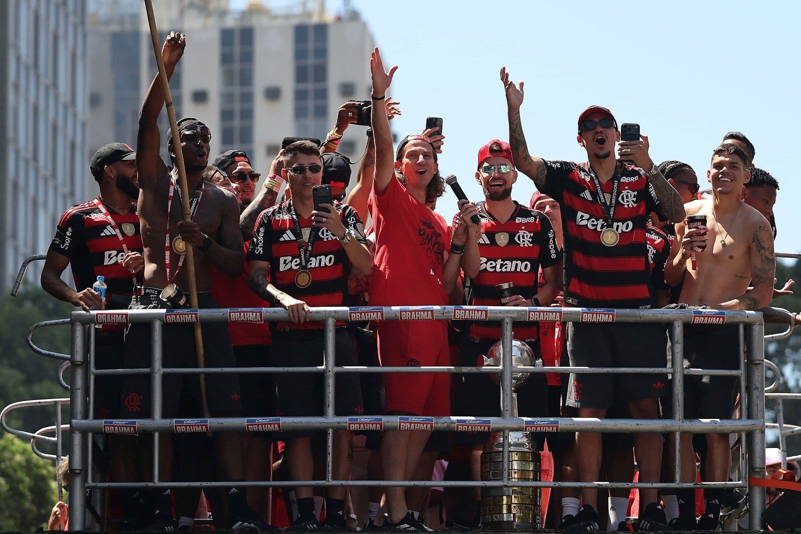 Filipe Luís, treinador do Flamengo, comemora dentro de um ônibus durante as festividades do dia seguinte à conquista da Copa CONMEBOL Libertadores 2025, em 30 de novembro de 2025, no Rio de Janeiro, Brasil. O Flamengo conquistou seu quarto título da Copa