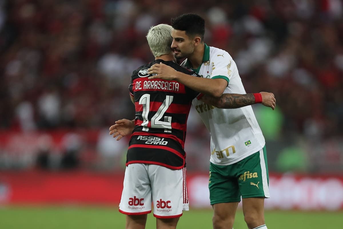 Arrascaeta e Flaco López trocam um abraço após jogo entre Flamengo e Palmeiras, em 2024