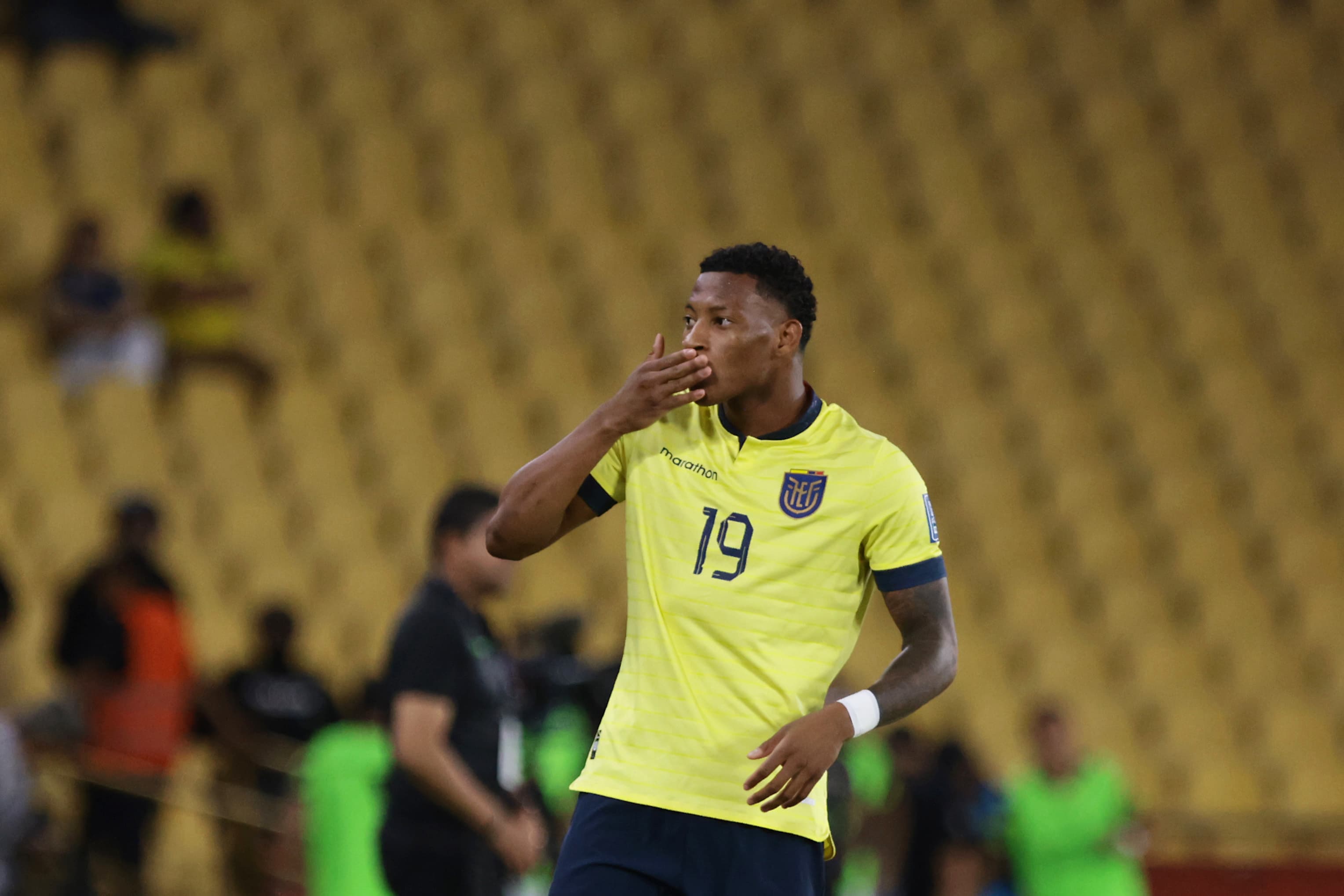 Gonzalo Plata comemora gol pelo Equador mandando beijo