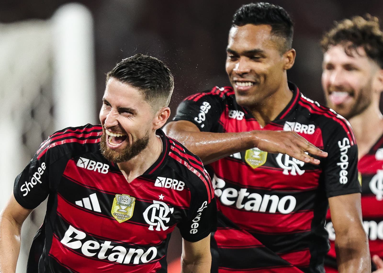 Jorginho, Alex Sandro e Léo Pereira celebram gol do volante em Flamengo x Bragantino
