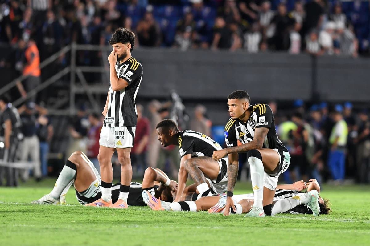Jogadores do Atlético-MG lamentam derrota em disputa de pênalti contra o Lanús
