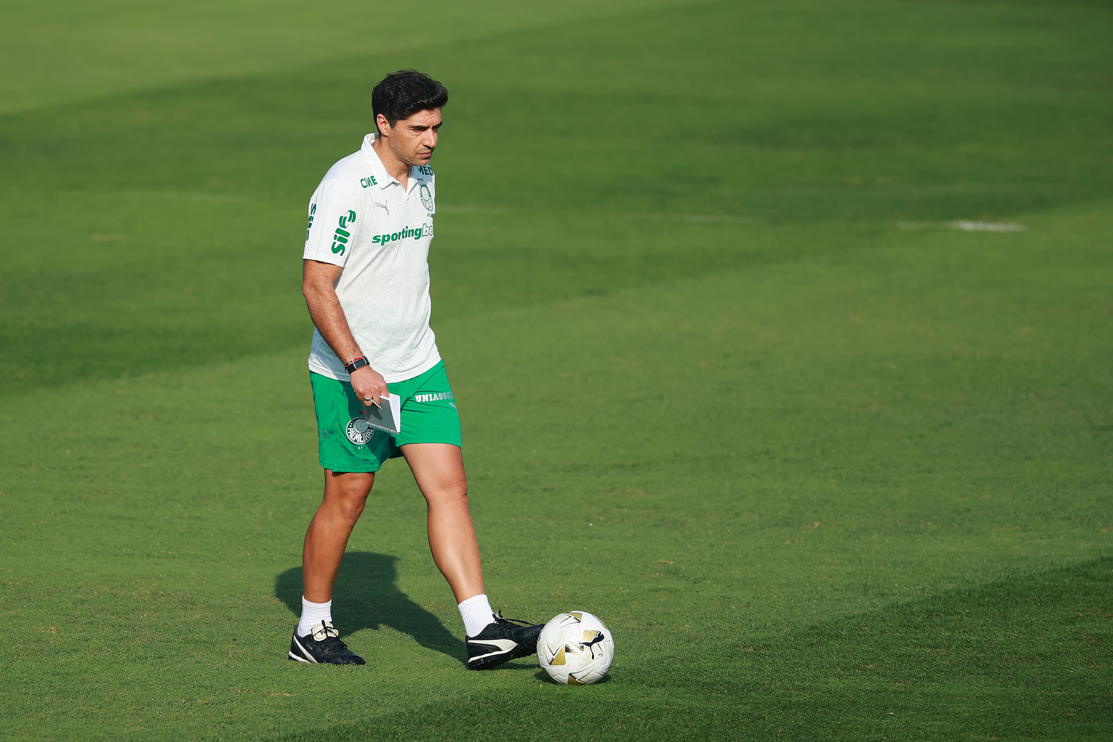 Abel Ferreira em treino do Palmeiras antes de final da Libertadores 2025 contra o Flamengo