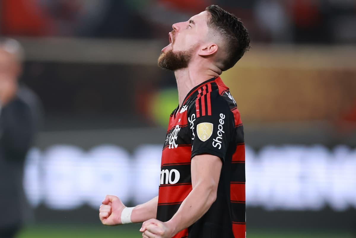 Jorginho fecha os olhos, cerra os punhos e grita para comemorar título do Flamengo na Libertadores