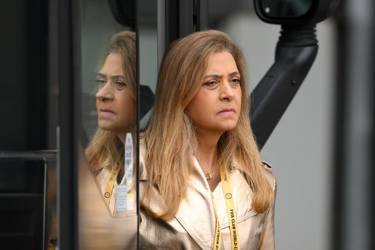 Leila Pereira olha para a frente enquanto desce de ônibus nos Estados Unidos, para jogo entre Palmeiras e Porto