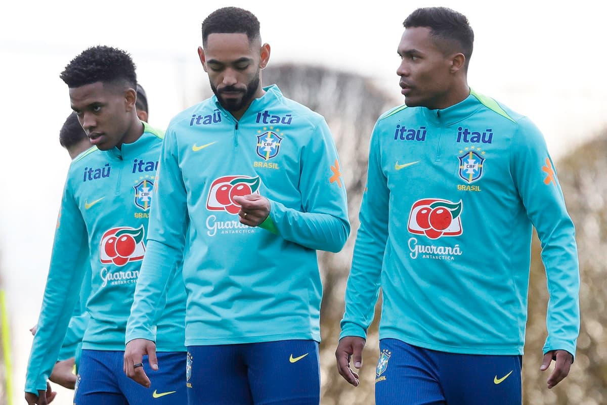 Alex Sandro conversa com Matheus Cunha ao lado de Estêvão durante treino da Seleção em Londres