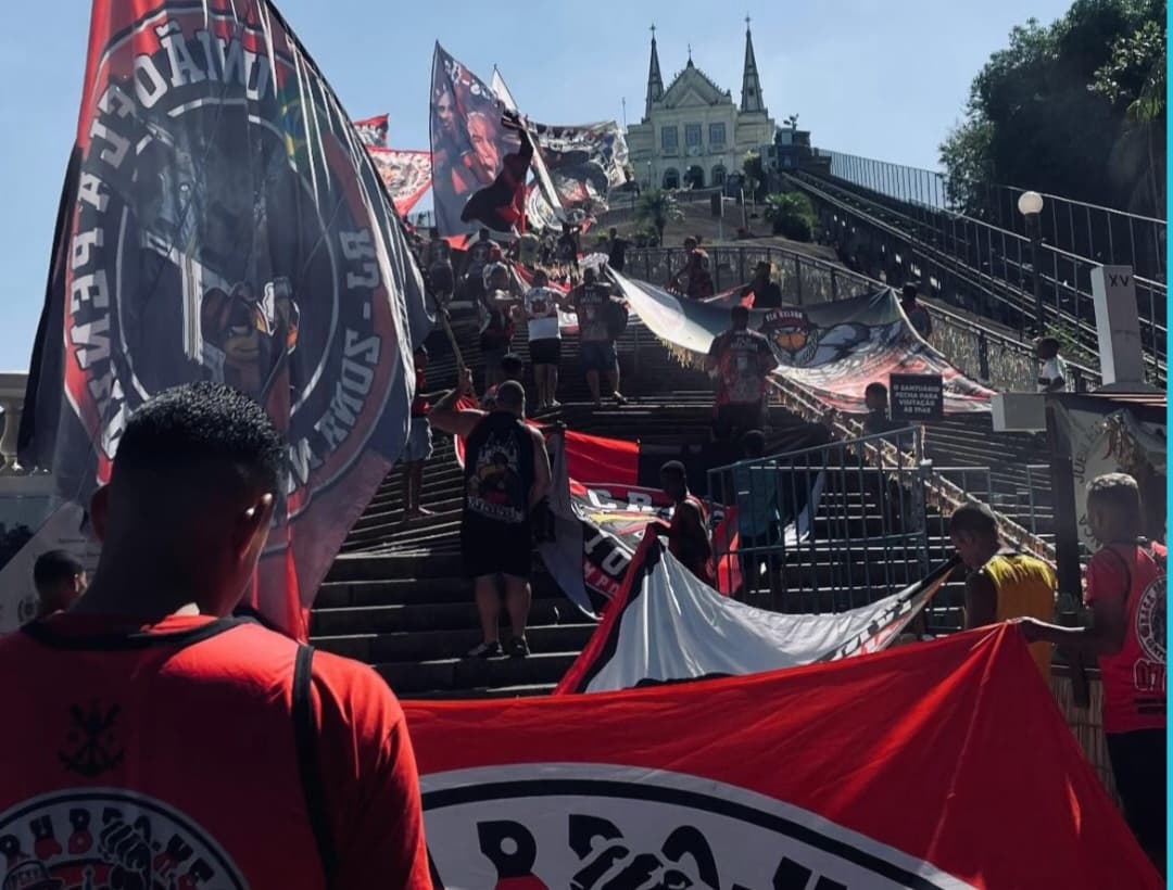 Torcida do Flamengo na escadaria da igreja da Penha antes de final da Libertadores