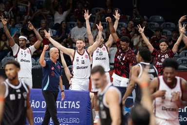 Oveja, comemorando ponto do Flamengo na imagem, comentou importância de jovens valores ao FlaBasquete