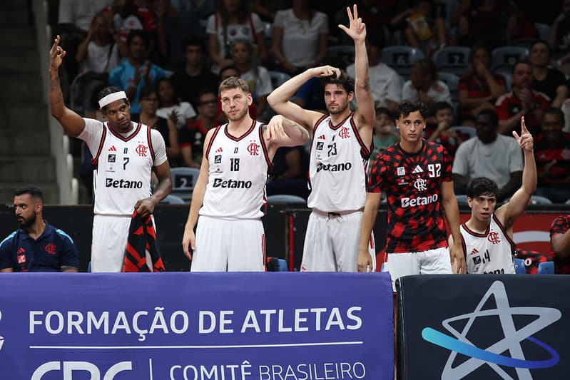 Jogadores do FlaBasquete comemoram cesta contra Botafogo no NBB
