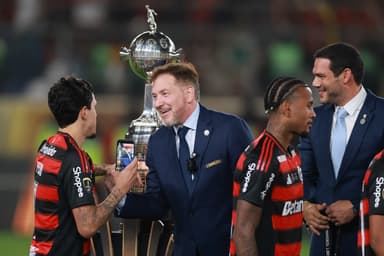 O presidente da CONMEBOL Alejandro Dominguez parabeniza Pedro do Flamengo ao receber a medalha de vencedor após a final da Copa CONMEBOL Libertadores de 2025 entre Palmeiras e Flamengo no Estádio Monumental em 29 de novembro de 2025 em Lima, Peru.