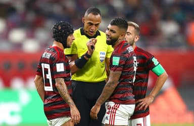 Ismail Elfath dá bronca em Gabigol durante Flamengo x Al Hilal; árbitro foi escalado para Flamengo x PSG no Intercontinental