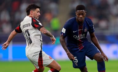 Nuno Mendes, do Paris Saint-Germain, disputa a bola com Giorgian de Arrascaeta, do CR Flamengo, durante a final da Copa Intercontinental da FIFA de 2025 entre Paris Saint-Germain e CR Flamengo, no Estádio Ahmad Bin Ali, em 17 de dezembro de 2025, em Doha.