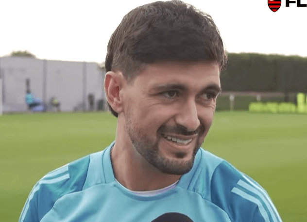 Arrascaeta sorri durante resposta na entrevista pré-treino de Flamengo x PSG