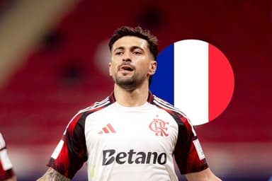 Arrascaeta comemorando gol contra o Cruz Azul. Atrás do jogador, a bandeira redonda da França