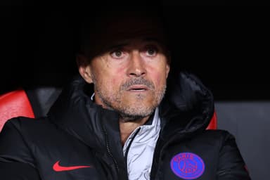 Luis Enrique, técnico do PSG, no banco de reservas da equipe