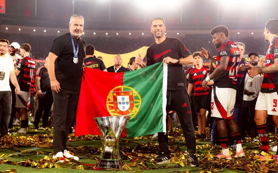 José Boto e Alfredo Almeida seguram bandeira de Portugal enquanto comemoram título brasileiro