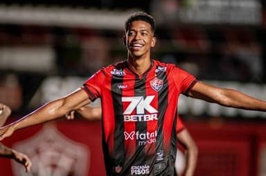 Carlinhos, atacante do Flamengo, em ação pelo Vitória