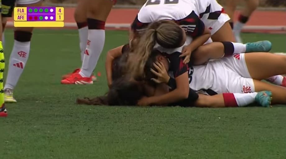 Flamengo Feminino comemorando classificação na Copinha