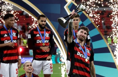 Léo Pereira levanta taça da Challenger Cup pelo Flamengo