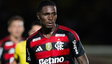 Evertton Araújo, do Flamengo, em jogo contra Mirassol; volante é sonho do Grêmio