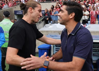 Filipe Luís aperta a mão de Abel Ferreira antes de Flamengo x Palmeiras no Maracanã