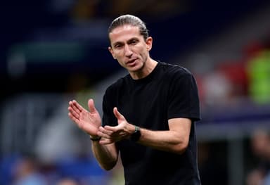 Filipe Luís aplaude jogada do Flamengo na final do Intercontinental contra o PSG