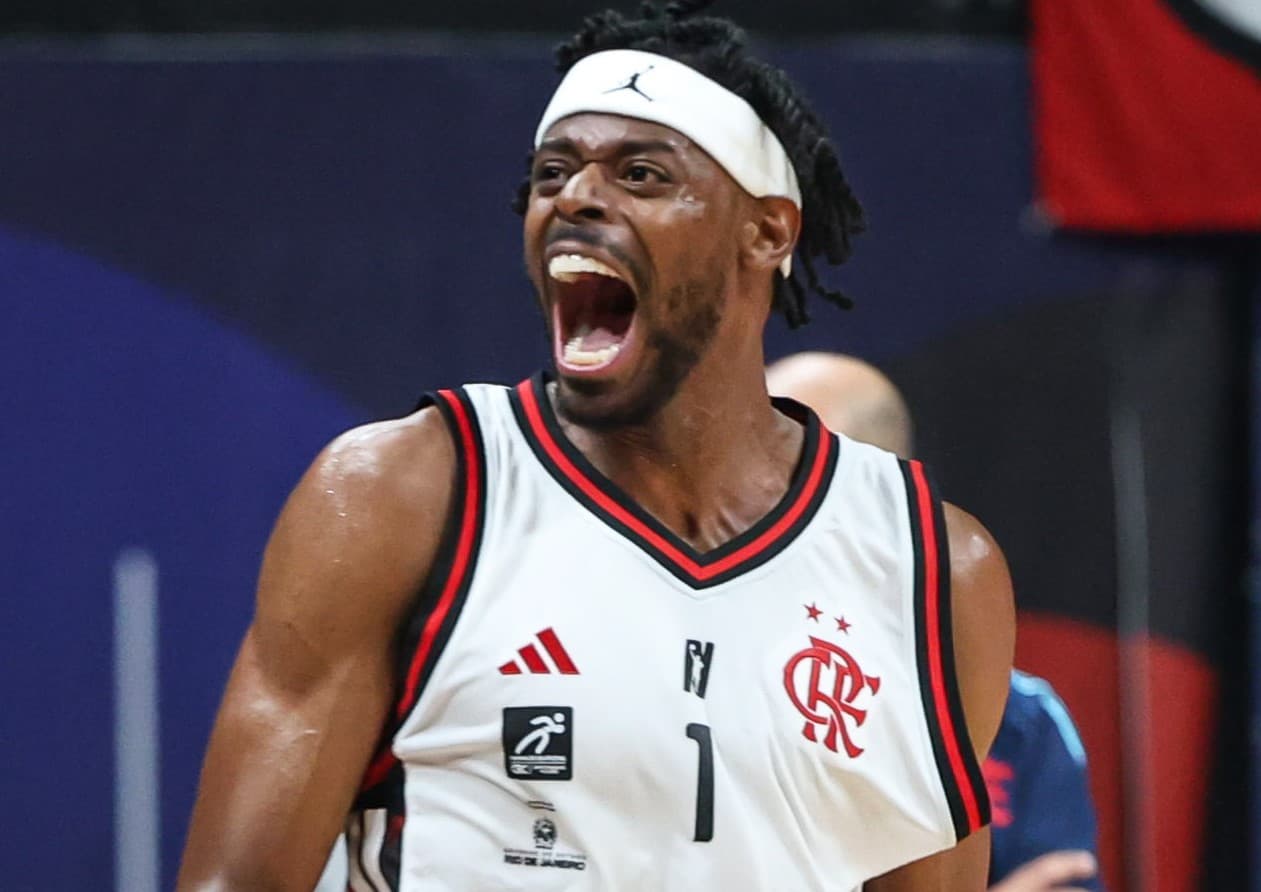 Gui Deodato comemora ponto do FlaBasquete no NBB