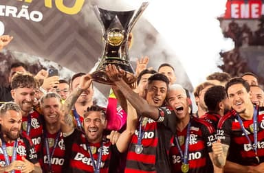 Jogadores do Flamengo levantam título do Brasileirão 2025