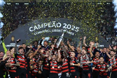 Jogadores do Flamengo levantam o troféu e comemoram título da Libertadores 2025