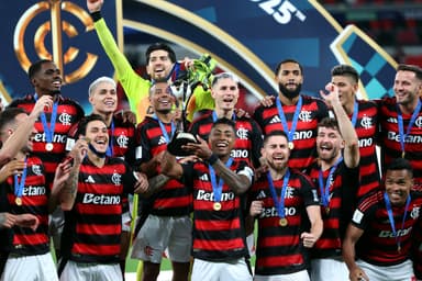 Jogadores do Flamengo fazem festa na premiação da Copa Challenger