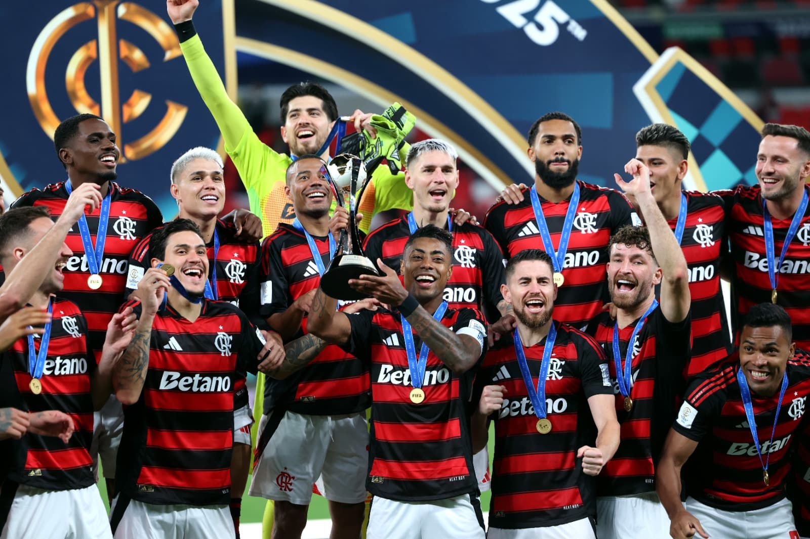 Jogadores do Flamengo fazem festa na premiação da Copa Challenger