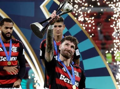 Léo Pereira ergue taça da Copa Challenger