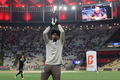 Hugo Souza, goleiro do Corinthians, acena para os torcedores antes da partida de ida da semifinal da Copa do Brasil entre Flamengo e Corinthians, no Estádio do Maracanã, em 2 de outubro de 2024, no Rio de Janeiro, Brasil.
