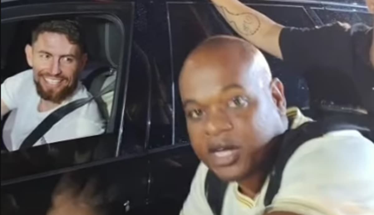 Torcedor canta música para Jorginho, do Flamengo