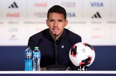 Nicolas Larcamon, técnico do Cruz Azul, rasga elogios ao Flamengo