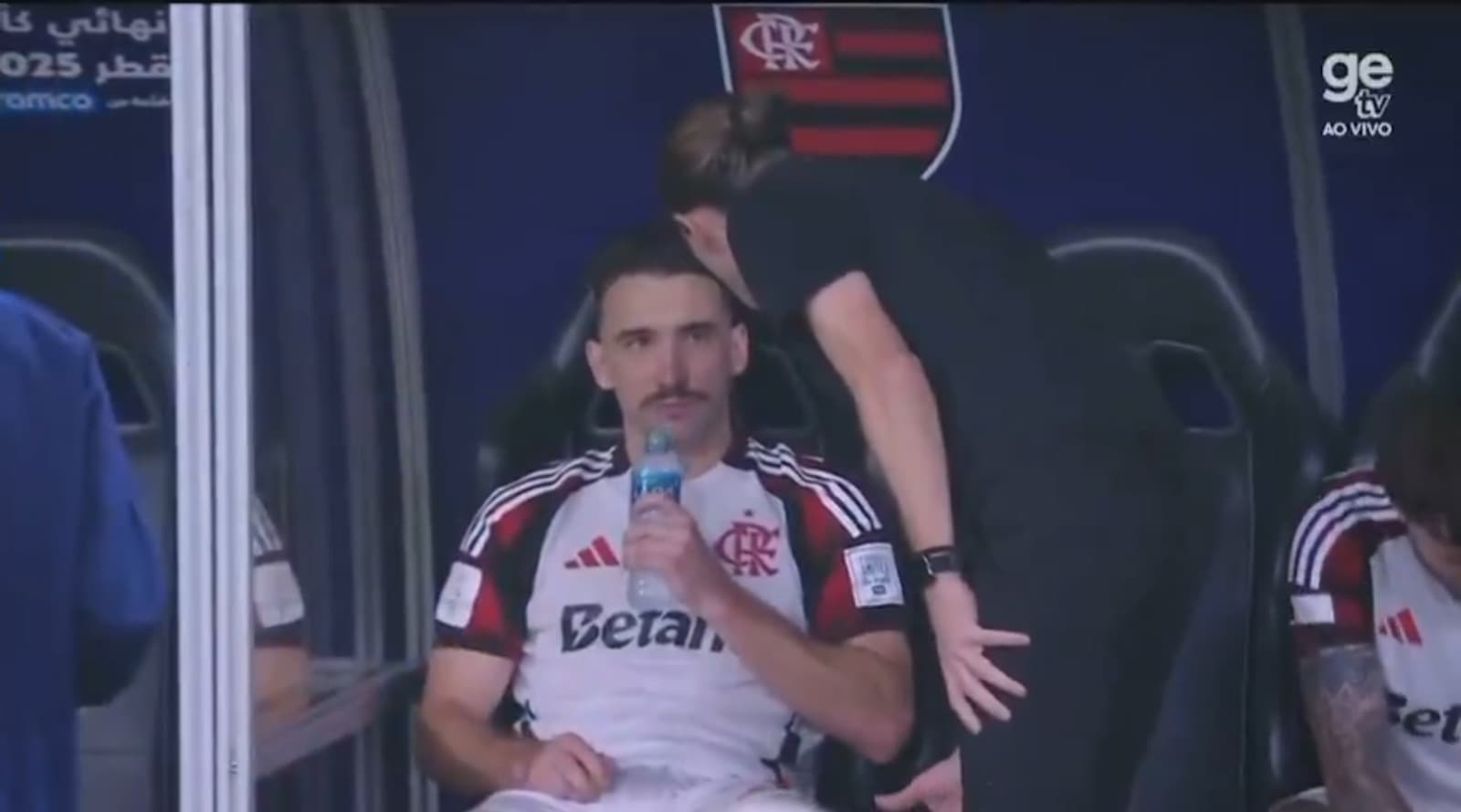 Léo Ortiz e Filipe Luís antes dos pênaltis entre Flamengo x PSG