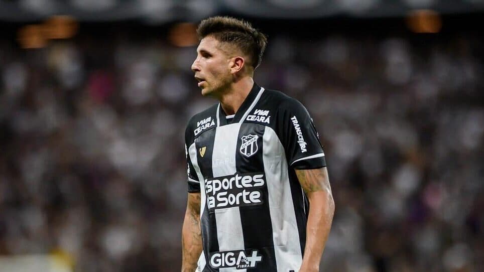 Lucas Mugni, ex-Flamengo, em campo pelo Ceará