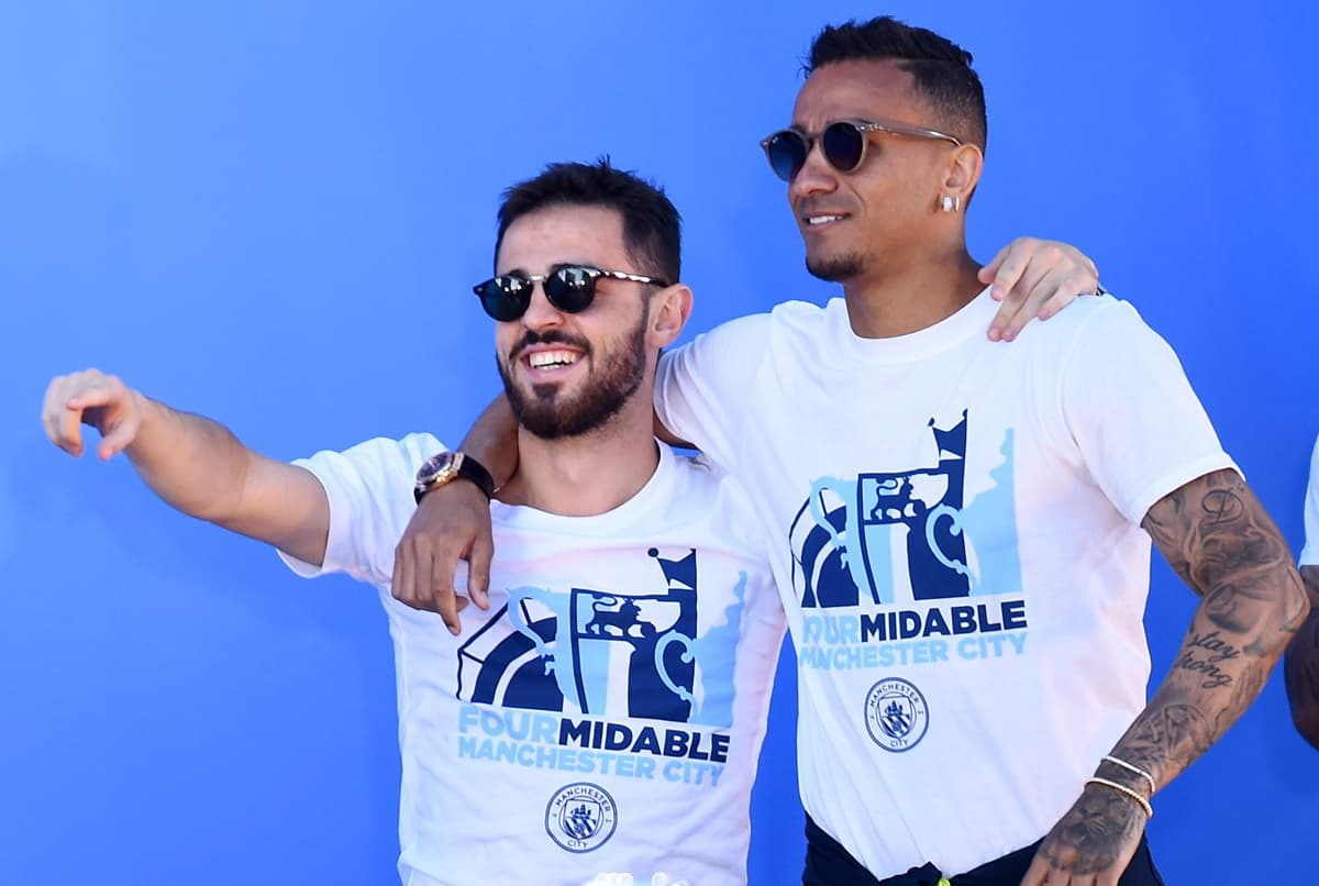 Bernardo Silva aparece abraçado ao amigo Danilo em comemoração do Manchester City por título em 2019