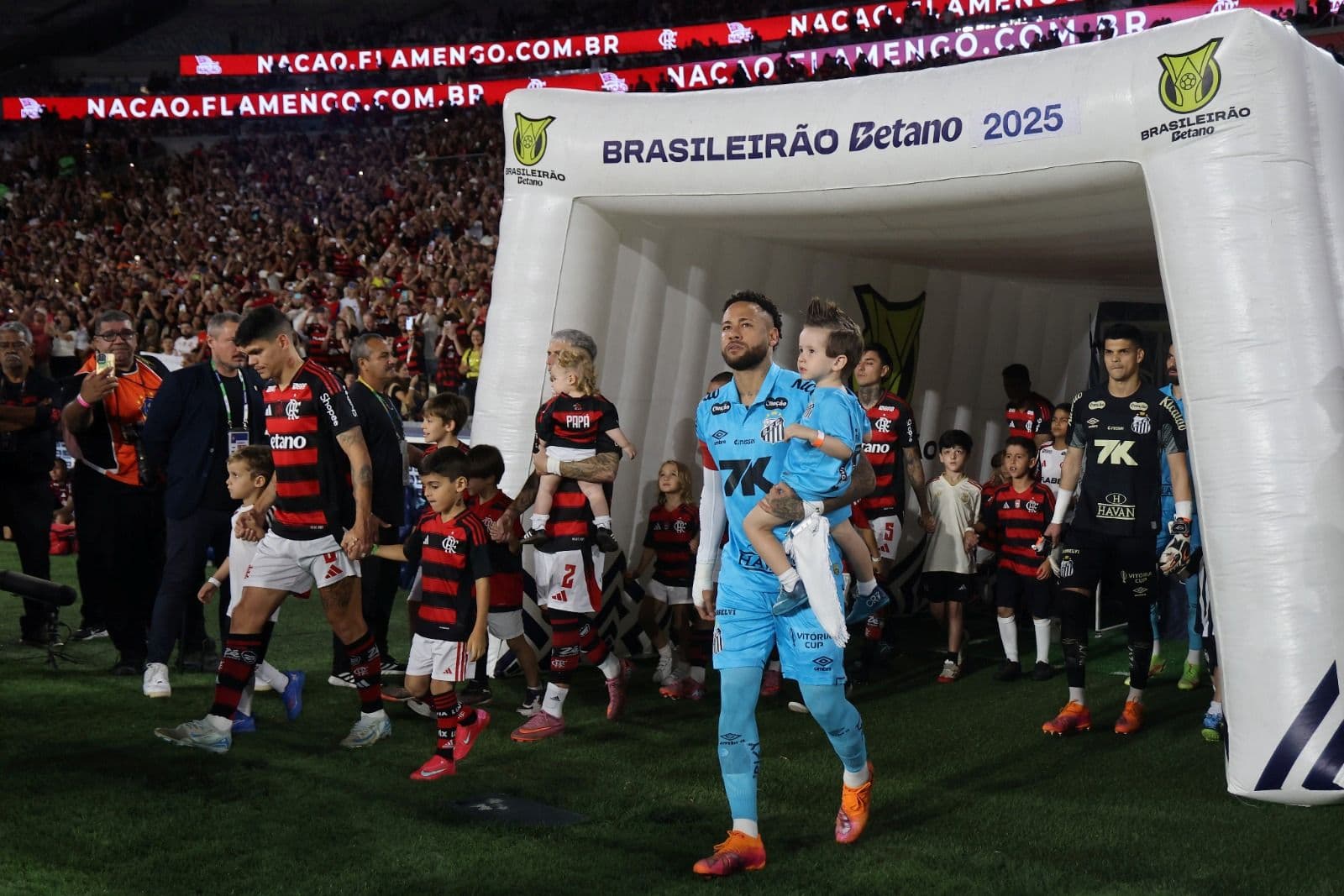 Neymar Jr, do Santos, entra em campo antes da partida entre Flamengo e Santos no Brasileirão 2025, no Estádio do Maracanã, em 9 de novembro de 2025, no Rio de Janeiro, Brasil.
