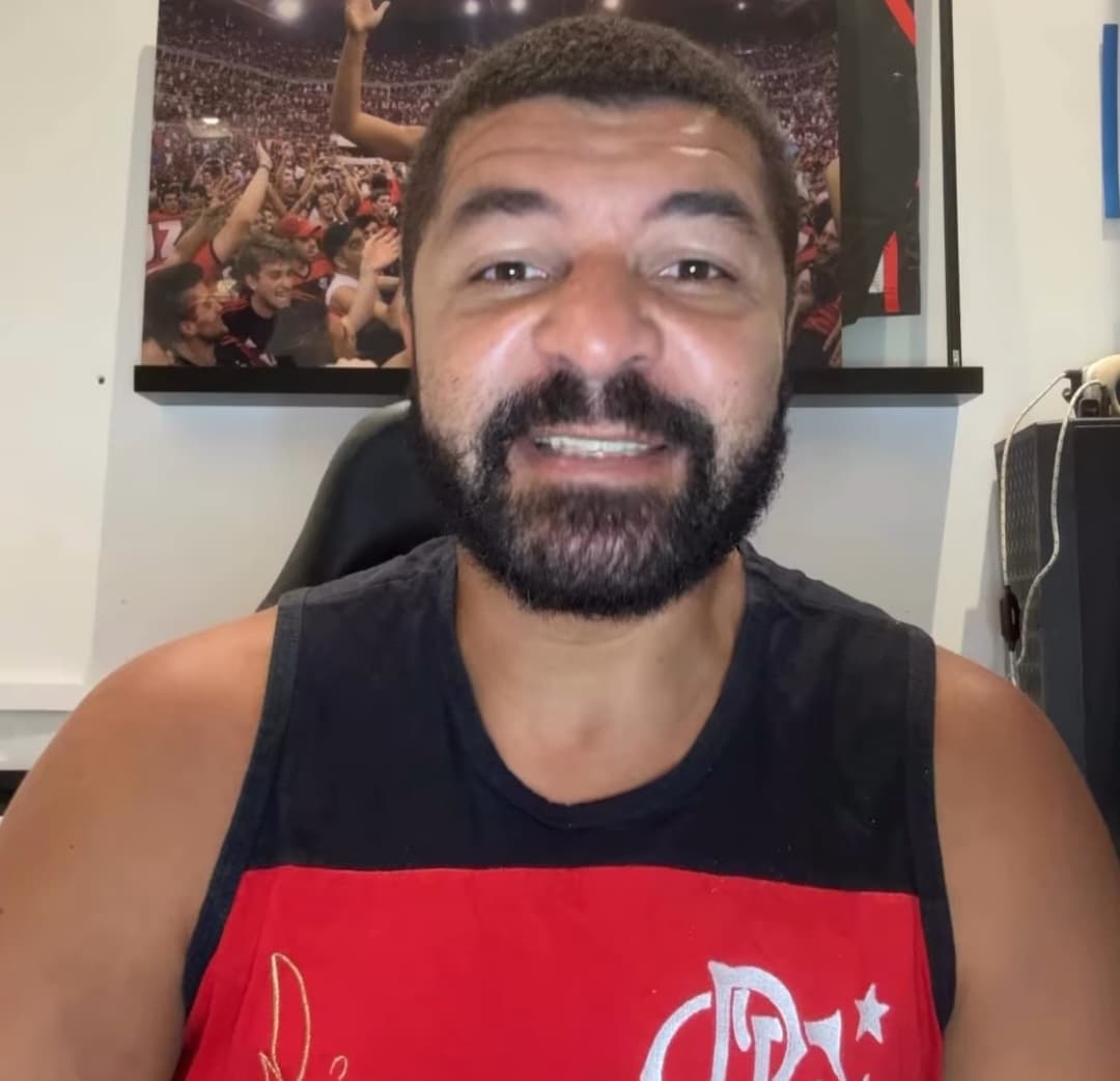 Olivinha com camisa do Flamengo em casa