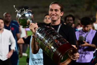 Filipe Luís com a taça da Libertadores após título do Flamengo sobre o Palmeiras