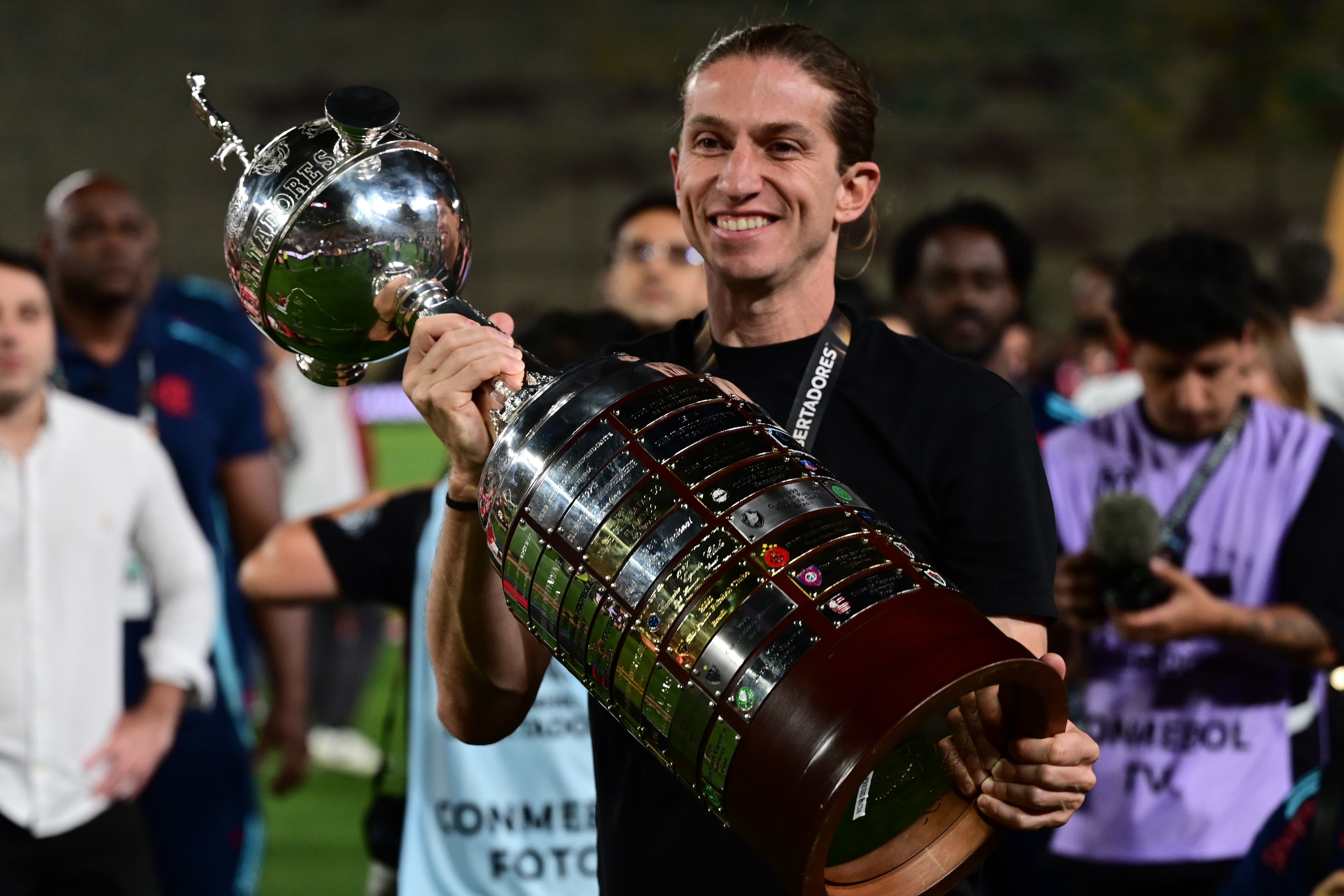 Filipe Luís com a taça da Libertadores após título do Flamengo sobre o Palmeiras