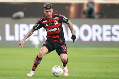 Jorge Carrascal pelo Flamengo