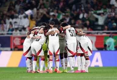 Jogadores do Flamengo, que renderam maior premiação da história do clube em 2025, fazem círculo no campo antes de jogo contra o PSG
