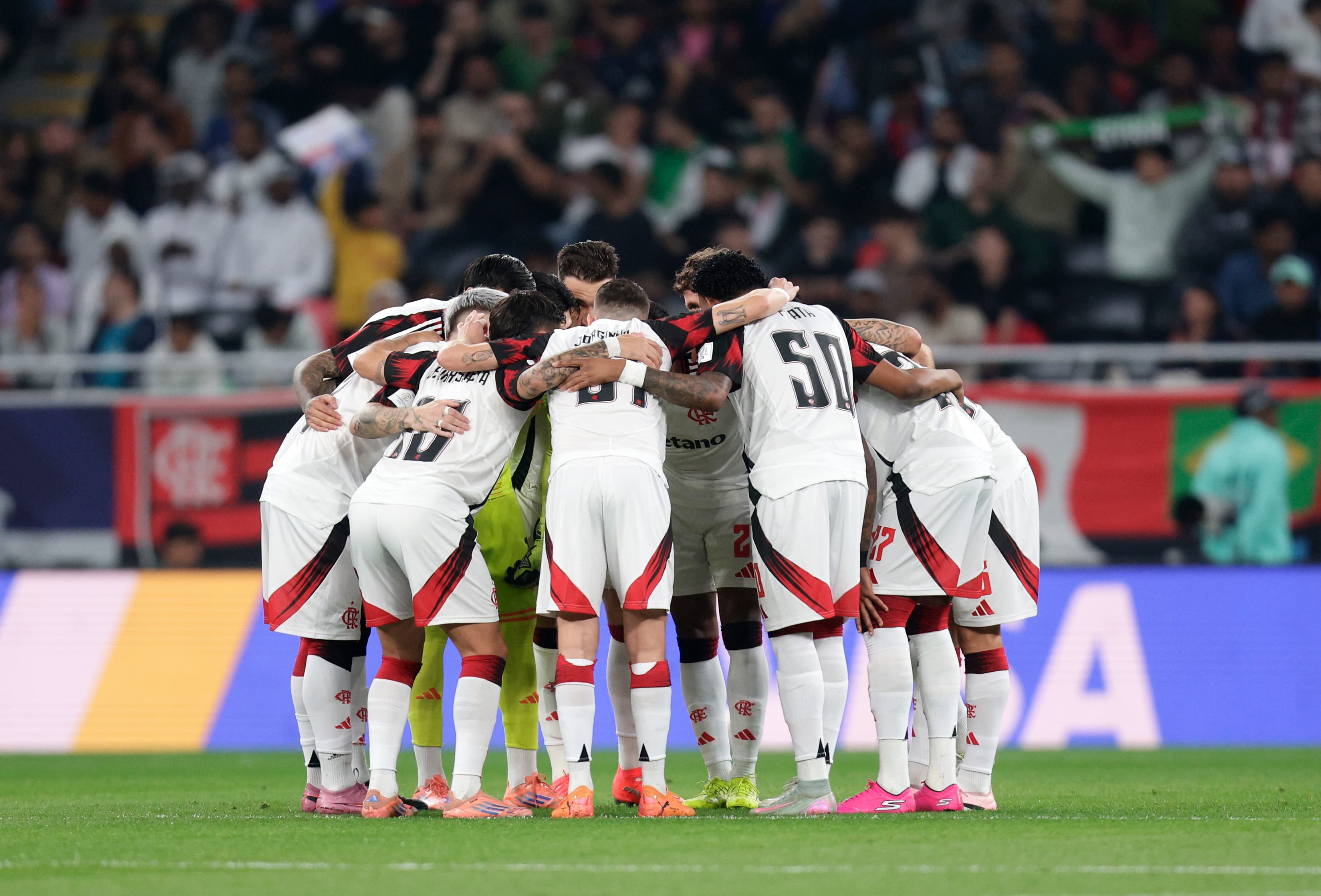 Jogadores do Flamengo, que renderam maior premiação da história do clube em 2025, fazem círculo no campo antes de jogo contra o PSG