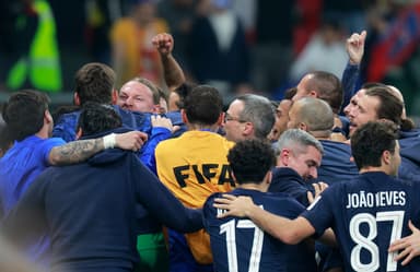 Safonov, que teve camisa enviada a leilão após ser algoz do Flamengo, comemora título do Intercontinental para o PSG