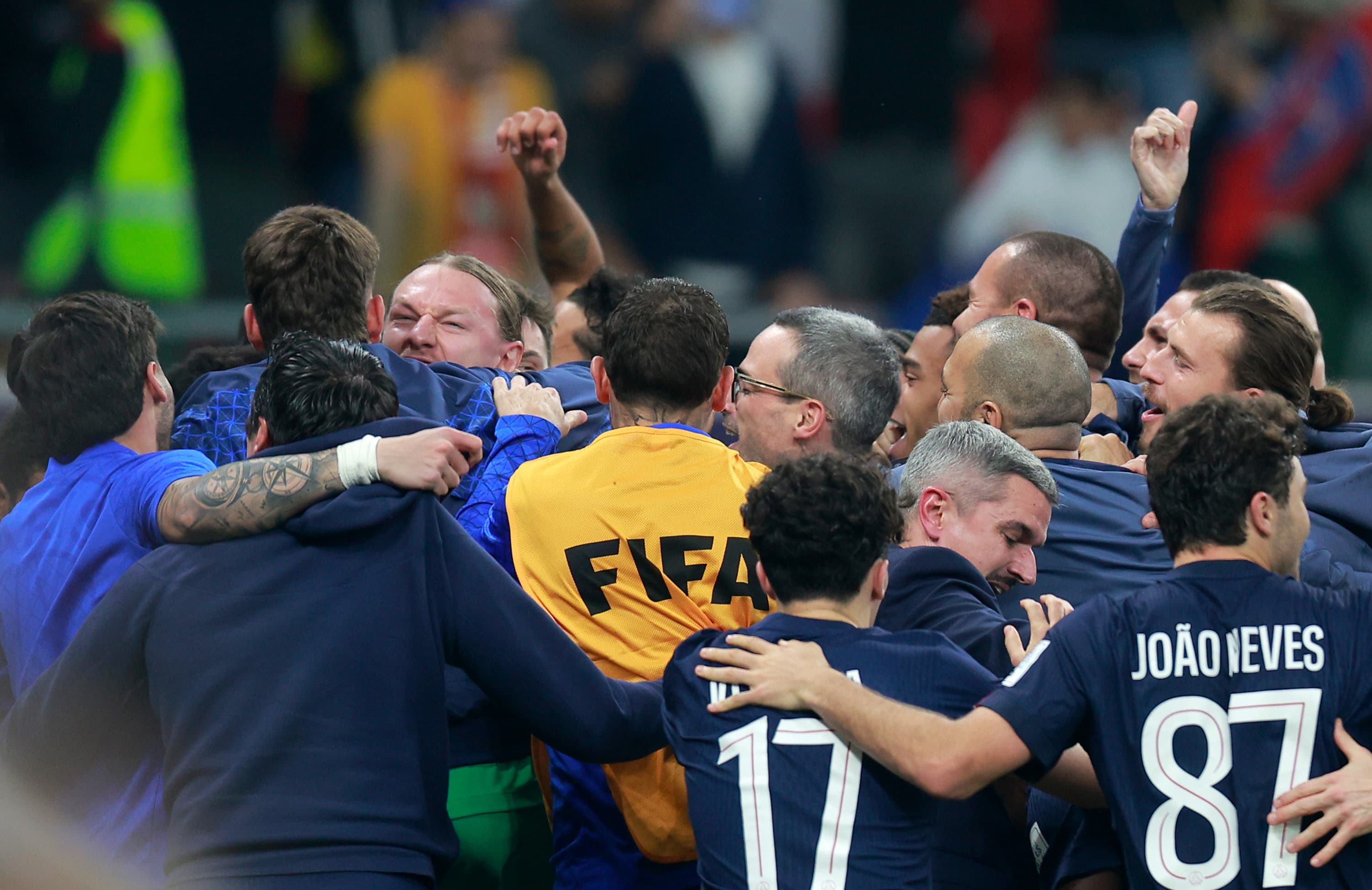 Safonov, que teve camisa enviada a leilão após ser algoz do Flamengo, comemora título do Intercontinental para o PSG