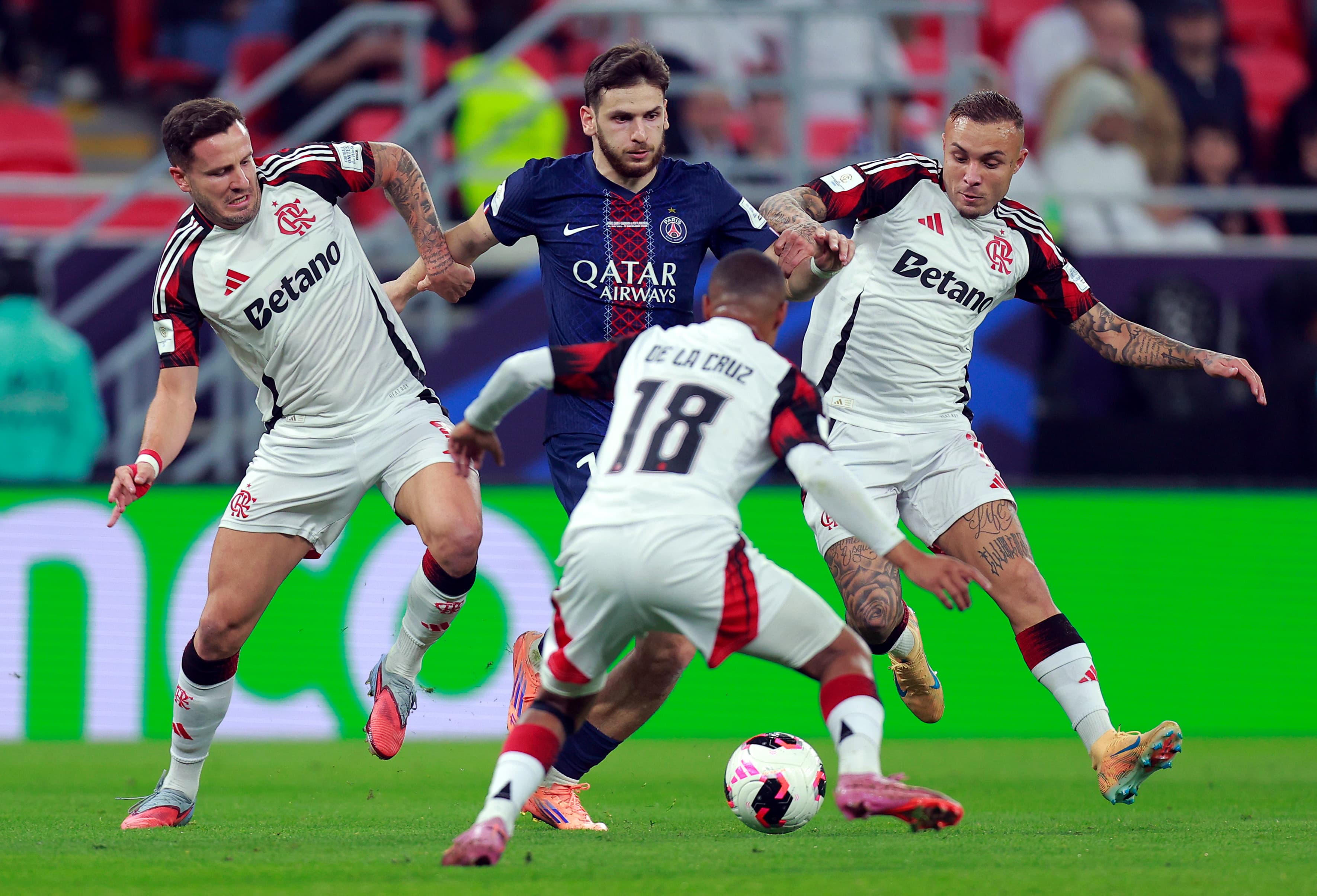 Foto mostra marcação tripla do Flamengo sobre jogador do PSG: valentia do Rubro-Negro foi elogiada na Europa