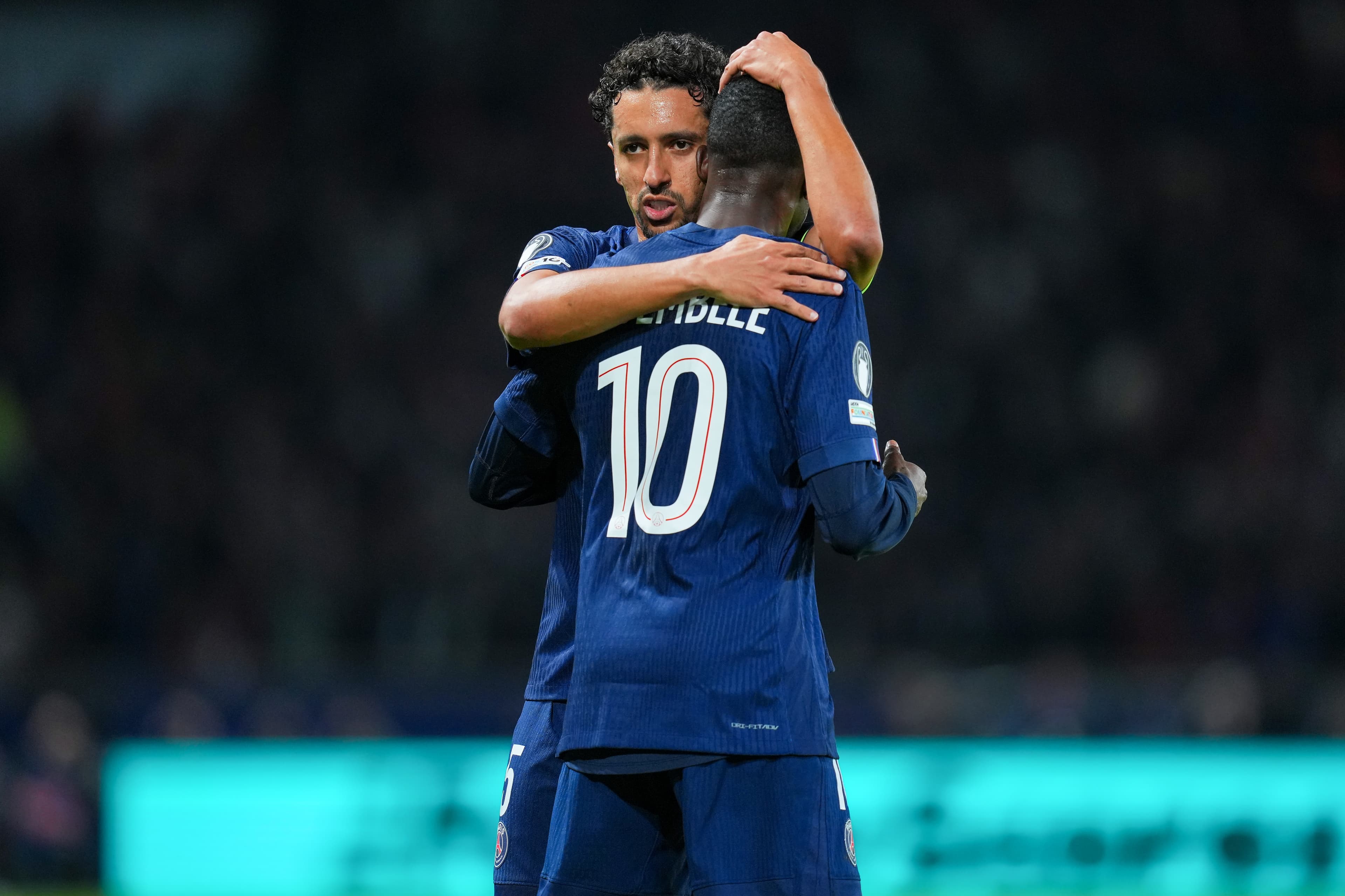 Marquinhos e Dembélé se abraçam em jogo do PSG