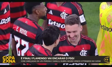 Léo Ortiz ri após Pedro se confundir com o lado para acenar ao telão