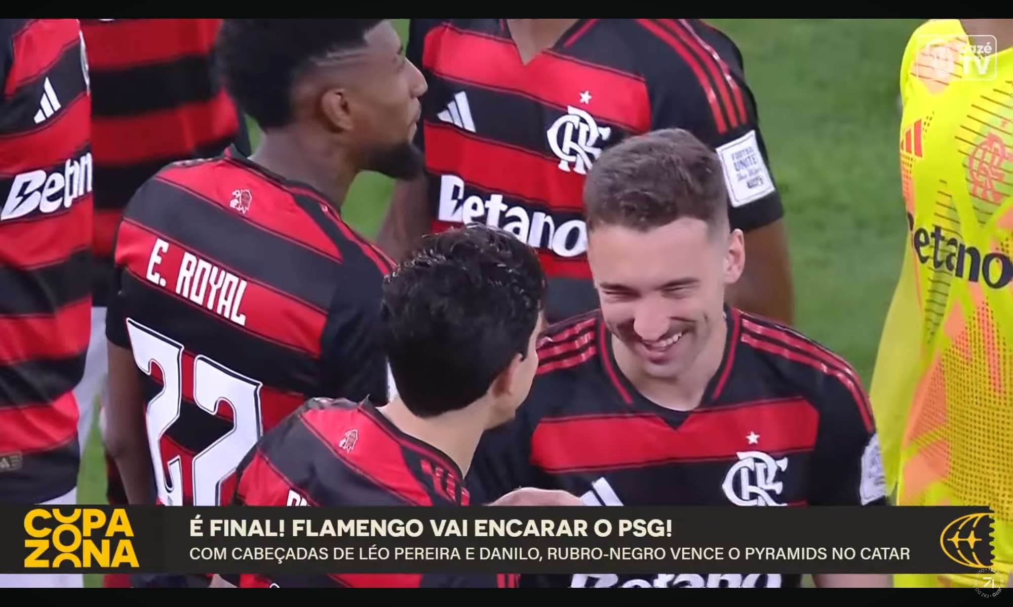 Léo Ortiz ri após Pedro se confundir com o lado para acenar ao telão